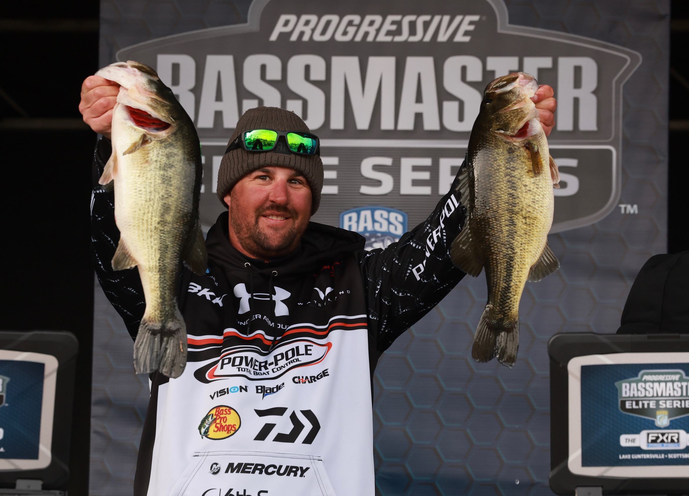 Johnston takes slim lead in Bassmaster Elite at Lake Guntersville